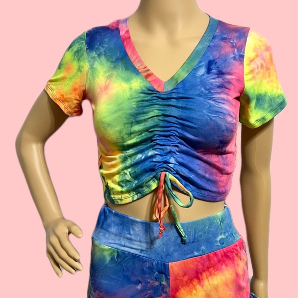 Buttery Soft Shorts & Crop Top - Picture 5 of 12